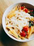 Penne rigate con salsa de rúcula y pomodoro cherry