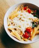 Penne rigate con salsa de rúcula y pomodoro cherry