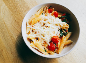 Una foto de Penne rigate con salsa de rúcula y pomodoro cherry