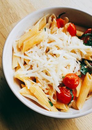 Una foto de Penne rigate con salsa de rúcula y pomodoro cherry