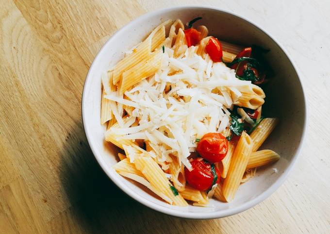 Penne rigate con salsa de rúcula y pomodoro cherry Receta de Norali -  Cookpad