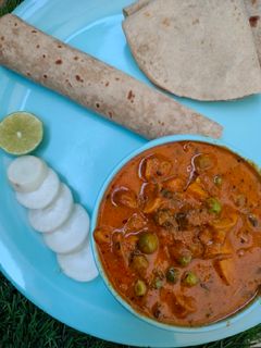 मटार मशरूम ग्रेव्ही (Matar Mushroom Gravy Recipe In Marathi) रेसिपी चे मुख्य फोटो