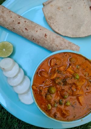 मटार मशरूम ग्रेव्ही (Matar Mushroom Gravy Recipe In Marathi) रेसिपी चे मुख्य फोटो