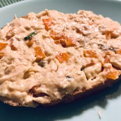 A picture of Chicken Salad for sandwiches.