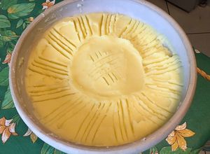 Une photo de Purée de pommes de terre à l'oignon de roscoff, ail confit et beurre aux cristaux de sel