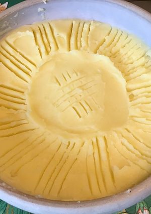 Une photo de Purée de pommes de terre à l'oignon de roscoff, ail confit et beurre aux cristaux de sel