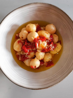Una foto de Ensalada de patata con pimientos y vinagreta de ajo escalivado