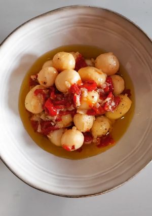Foto principal de Ensalada de patata con pimientos y vinagreta de ajo escalivado