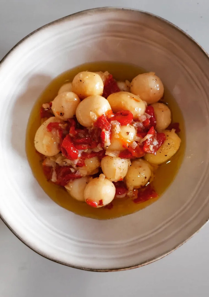 Una foto de Ensalada de patata con pimientos y vinagreta de ajo escalivado