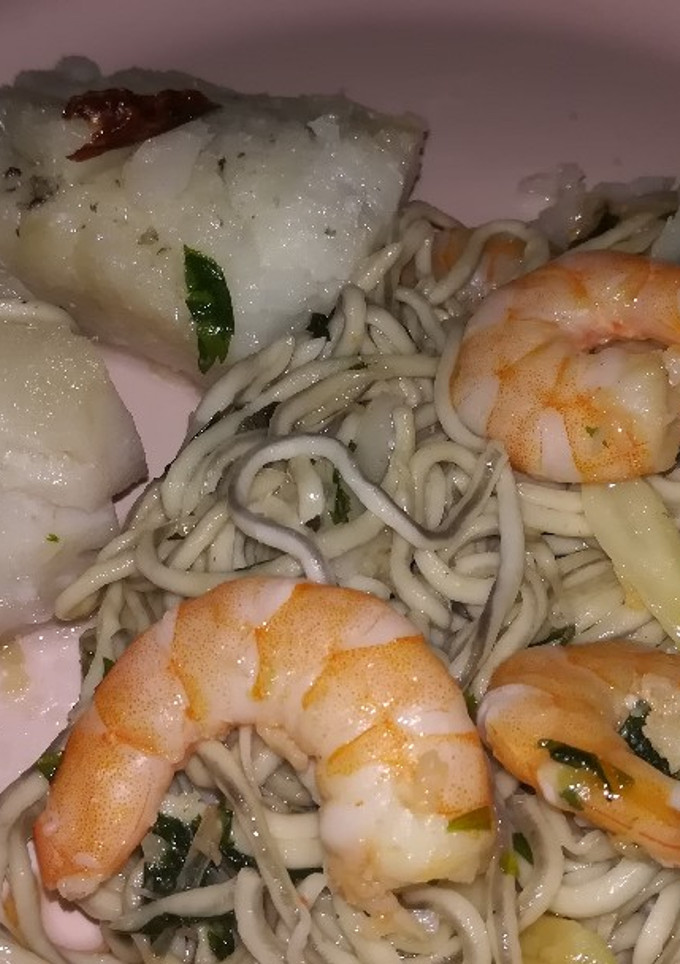Una foto de Bacalao con gulas y langostinos