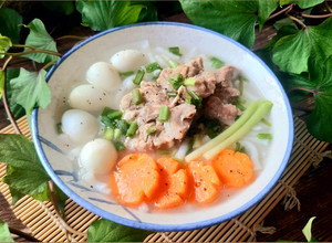 Hình của món Bánh canh sườn trứng cút.
