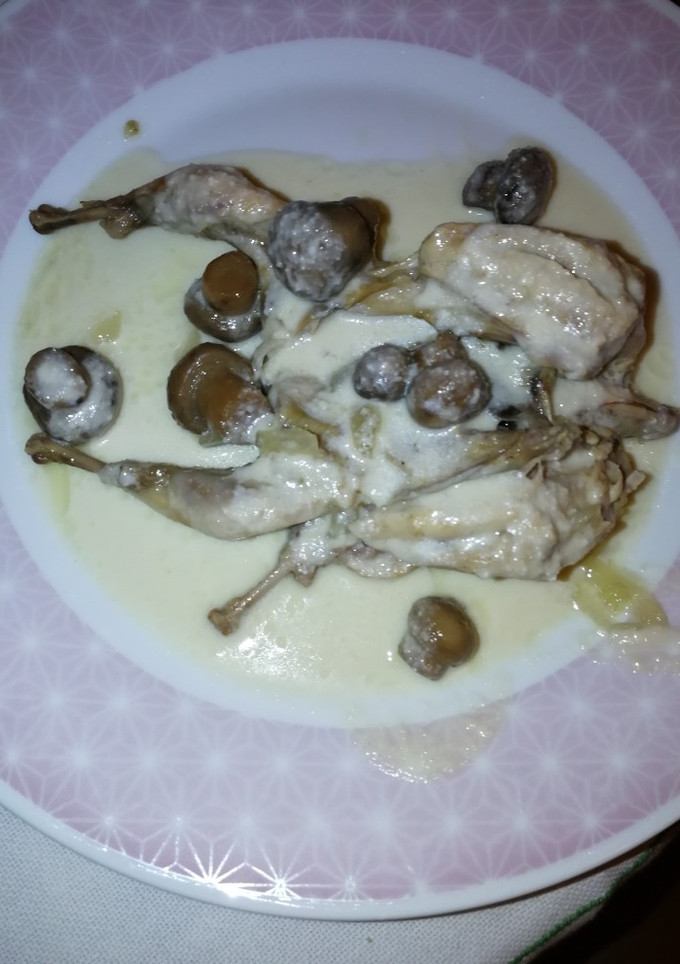 Una foto de Codorniz con champiñones en salsa de almendras