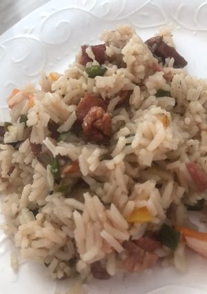 Una foto de Arroz tipo chino con vegetales y proteína. Súper fácil