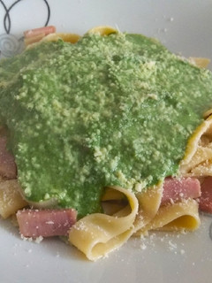 Una foto de Tagliatelle con salsa de espinacas