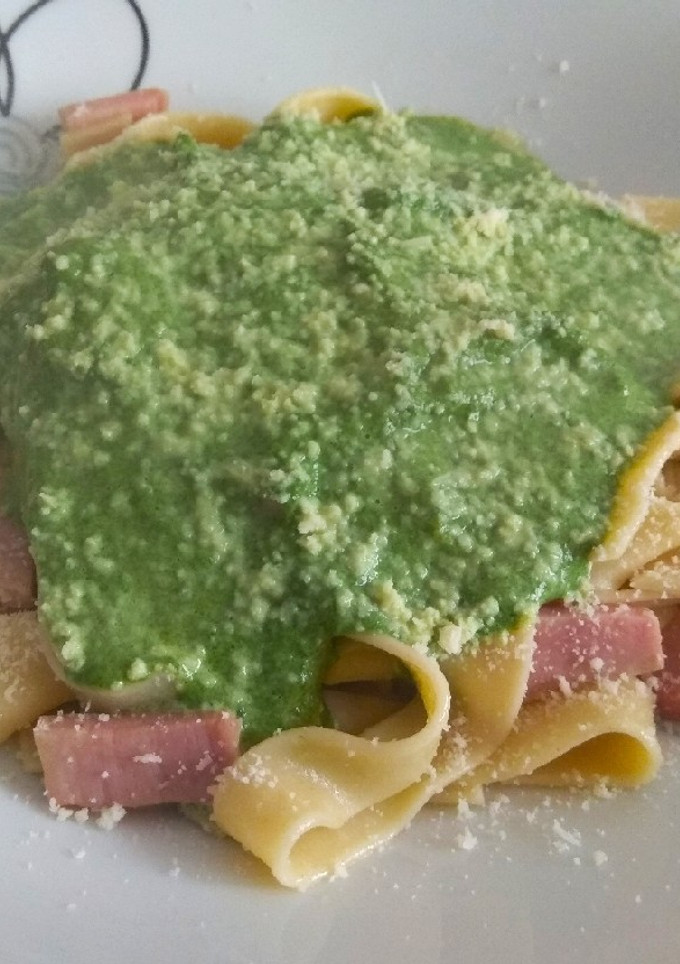 Una foto de Tagliatelle con salsa de espinacas