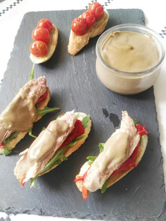 Una foto de Tosta de melva y tosta de cherrys asados
