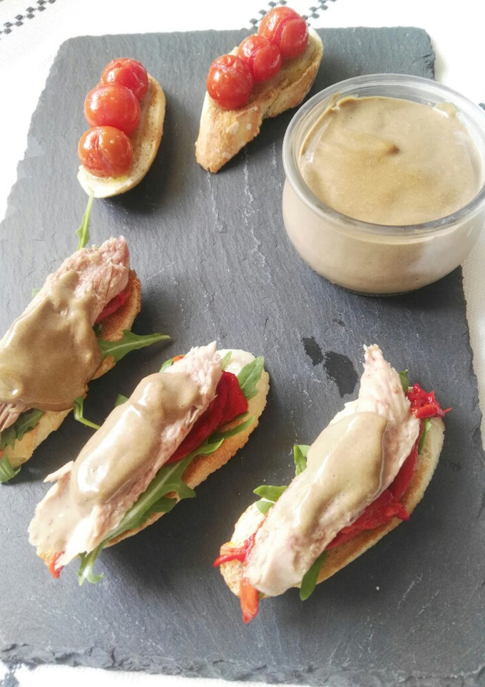 Una foto de Tosta de melva y tosta de cherrys asados