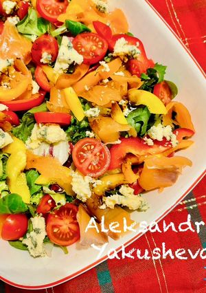A picture of Salad with smoked salmon.