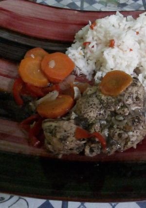 Una foto de Pollo horneado con verduras