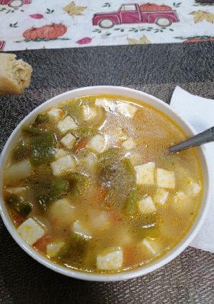 Una foto de Caldo de papa con queso y chile California