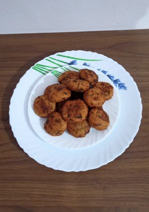 કાચા કેળા ની કટલેટ (Raw Banana Cutlet Recipe In Gujarati) રેસીપી મુખ્ય ફોટો