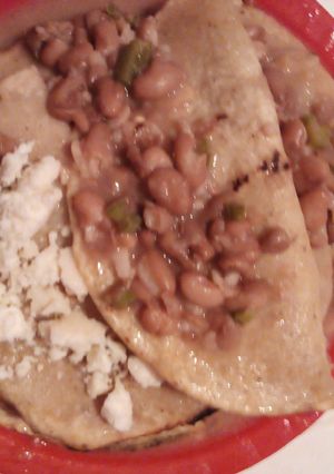 Una foto de Enfrijolada con nopales