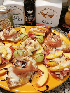 Foto di Bruschette con fichi nel turbante di crudo e con pesche su letto di burrata e Bresaola