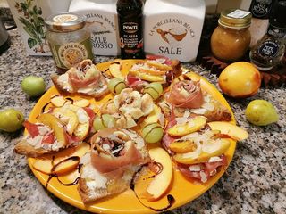 Bruschette con fichi nel turbante di crudo  e  con pesche su letto di burrata e Bresaola