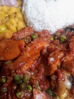 Una foto de Frejol Canario con estofado de pollo y sarza criolla🇵🇪