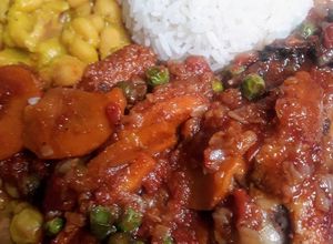 Una foto de Frejol Canario con estofado de pollo y sarza criolla🇵🇪