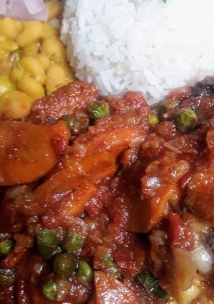 Una foto de Frejol Canario con estofado de pollo y sarza criolla🇵🇪