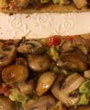 Bruschetta de palta, tomate, hongos y fainá.... una exquisitez en dos patadas!!