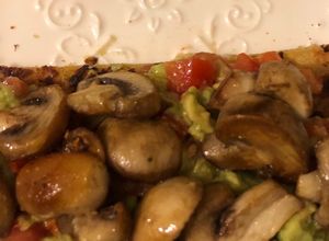 Una foto de Bruschetta de palta, tomate, hongos y fainá.... una exquisitez en dos patadas!!