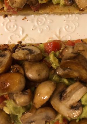 Una foto de Bruschetta de palta, tomate, hongos y fainá.... una exquisitez en dos patadas!!