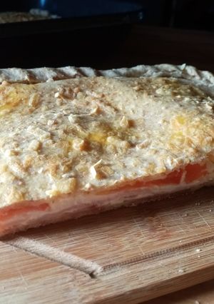Una foto de Tarta napolitana de jamón, queso y tomate con masa integral