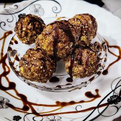 A picture of Choco cornflakes ladoos.