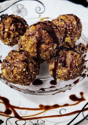 A picture of Choco cornflakes ladoos.