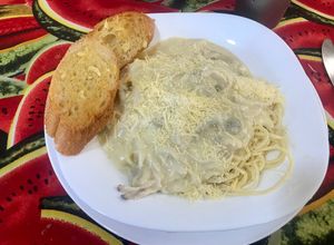 Una foto de Espaguetis con pollo salsa blanca