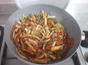 Una foto de Wok de verduras con o sin proteína