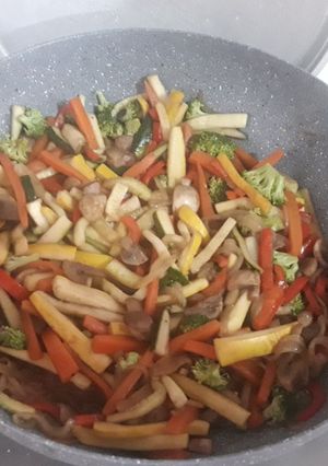 Una foto de Wok de verduras con o sin proteína