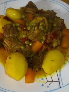 Una foto de Carne de aguja estofada con pimientos ahumados y patatitas enteras
