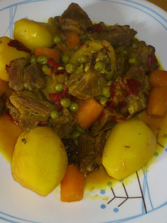 Una foto de Carne de aguja estofada con pimientos ahumados y patatitas enteras