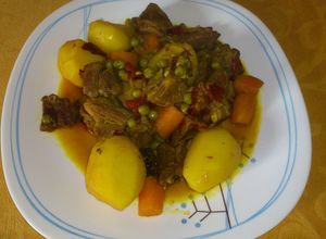 Una foto de Carne de aguja estofada con pimientos ahumados y patatitas enteras