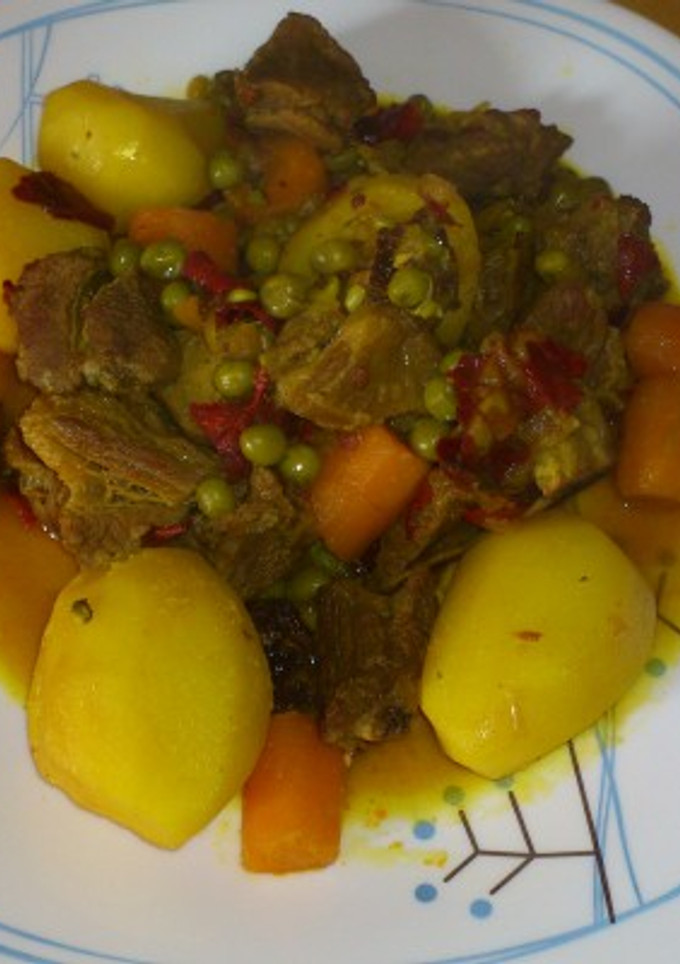 Una foto de Carne de aguja estofada con pimientos ahumados y patatitas enteras