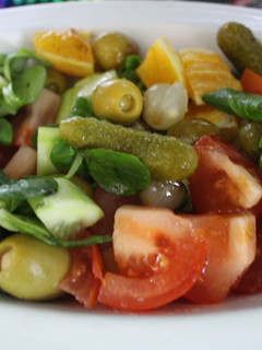Una foto de Ensalada de canónigos con naranja, tomate y pepino