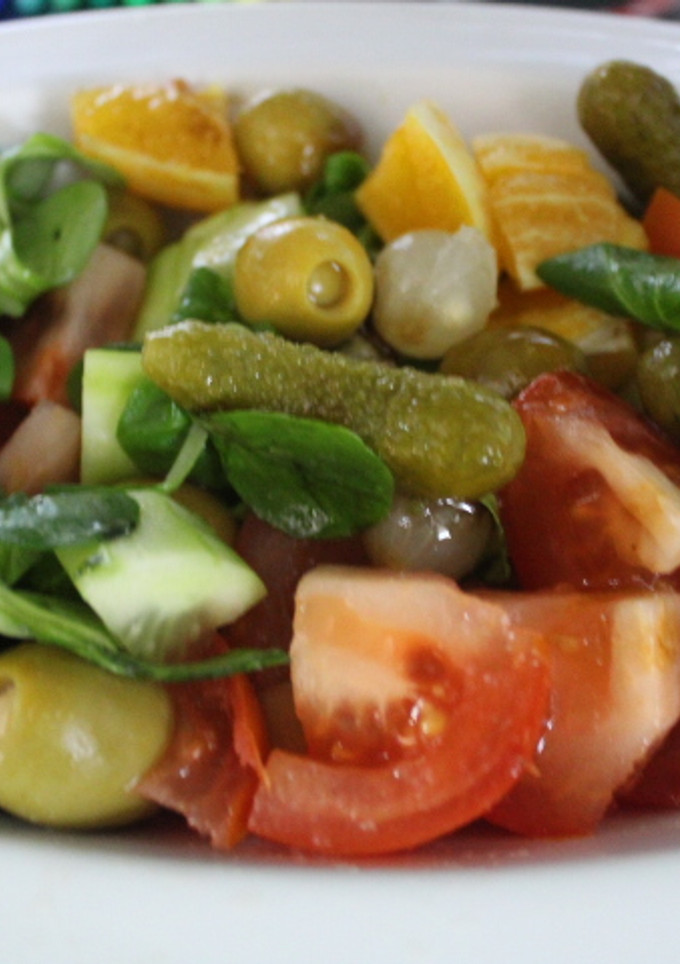 Una foto de Ensalada de canónigos con naranja, tomate y pepino