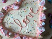 Una foto de pastel de bombones