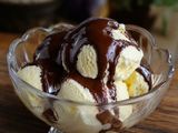 دسر بستنی وانیلی با شکلات آب شده