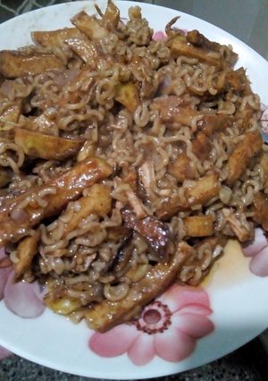 A picture of Yummy Noodles with Potato Chips.