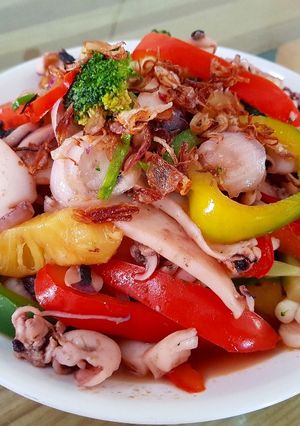 Hình của món Stir Fried Squid and Vegetables (Mực xào rau củ ngon giòn).